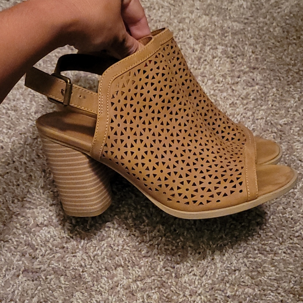 Tan Universal Thread chunky heels